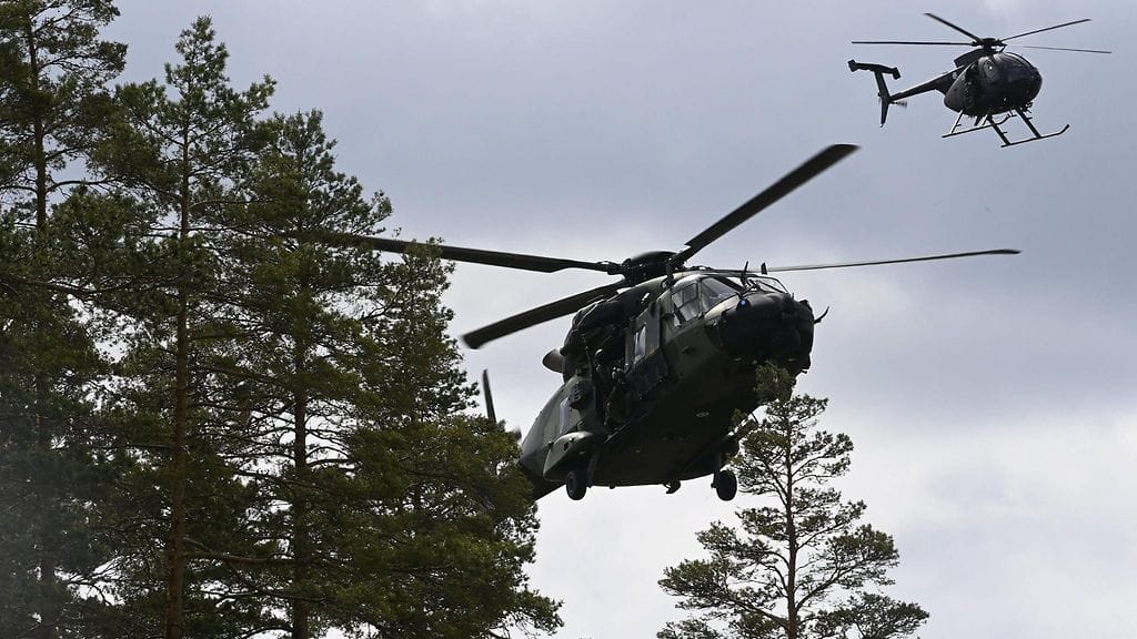 Utin jääkärirykmentti esitteli toiminnallista suorituskykyään Kouvolassa 10. kesäkuuta 2022. Kuvassa etualalla NH90 TTH -kuljetushelikopteri ja taustalla Hughes MD500 -kevythelikopteri.