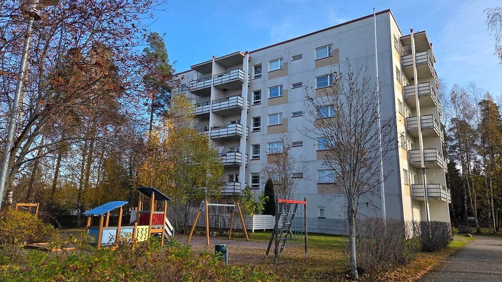 Epäilty asui kuvassa olevassa kerrostalossa Lohjalla.