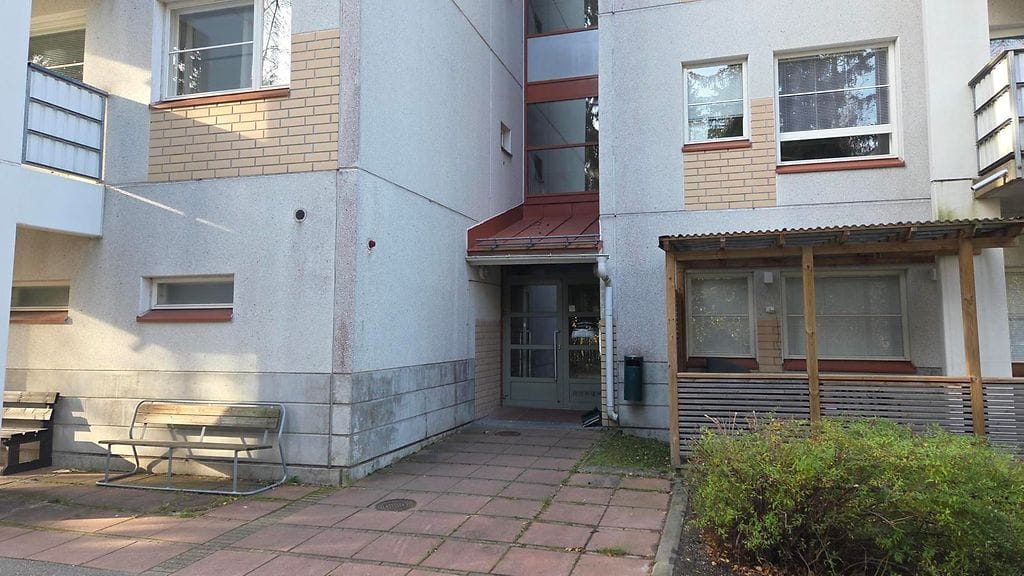 Poliisi epäilee nuorta äitiä vastasyntyneen lapsensa surmaamisesta Lohjalla. Epäilty surma tapahtui tässä talossa.