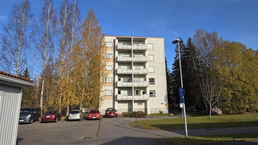 Poliisi epäilee nuorta äitiä vastasyntyneen lapsensa surmaamisesta Lohjalla Uudellamaalla. Surma tapahtui tässä talossa.