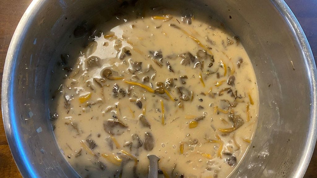 Suppilovahverokeiton voi tehdä kuivatuista sienistä tai tuoreista.