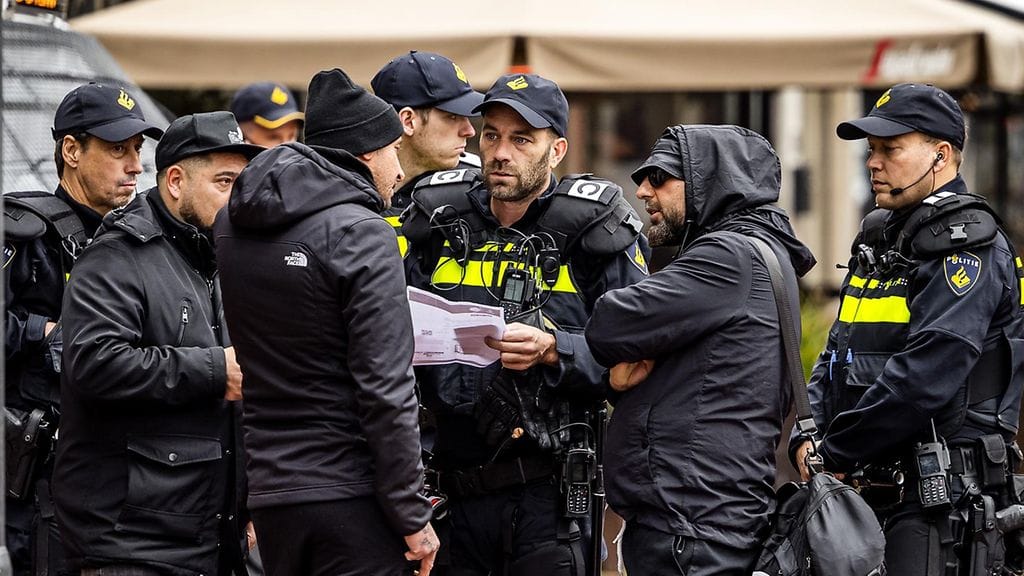 Poliisi Eindhovenin keskustassa ennen tiistai-illan PSV–Napoli-ottelua.