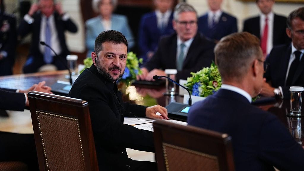 Kuvassa Volodymyr Zelenskyi ja eurooppalaisia johtajia Valkoisessa talossa 18. elokuuta 2025.