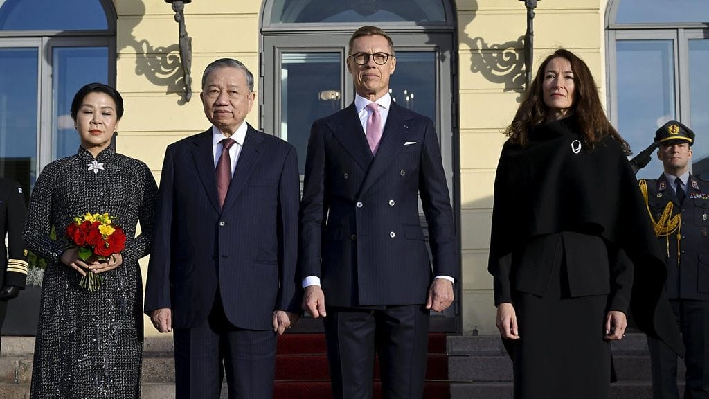 Suomen presidenttipari otti vastaan Vietnamin kommunistisen puolueen pääsihteerin To Lamin (keskellä vasemmalla) ja hänen puolisonsa Ngo Phuong Lyn Presidentinlinnan edustalla 21. lokakuuta 2025.
