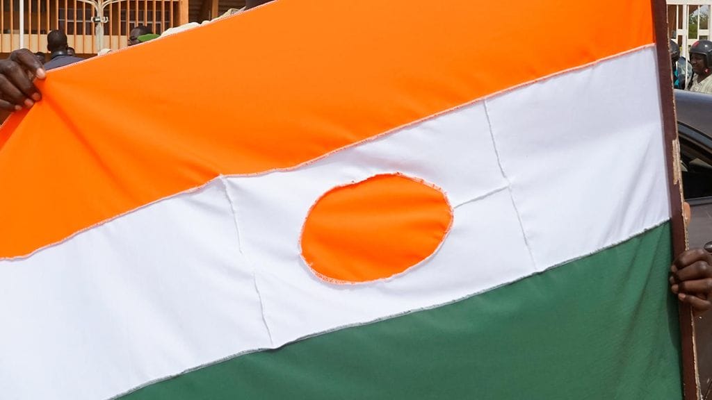 Viraston edustajan mukaan polttoainetta kuljettanut ajoneuvo oli kaatunut moottoritiellä ja alkanut vuotaa. Lähistöllä olleet ihmiset olivat yrittäneet ottaa vuotavaa polttoainetta talteen. Ajoneuvo oli tässä vaiheessa räjähtänyt. Kuvituskuva.