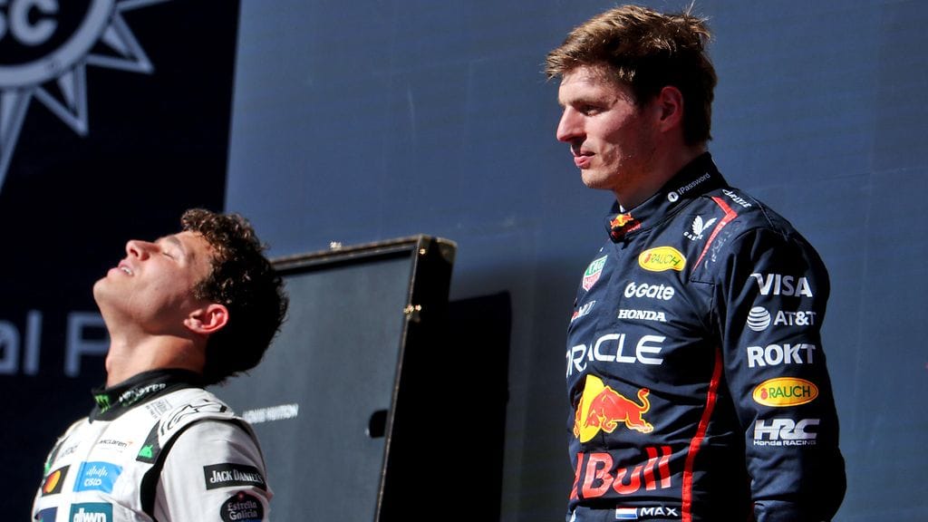 Max Verstappen (oik.) ei ole luovuttanut F1-mestaruustaistossa. Lando Norrisin (vas.) on tultava toimeen ilman McLaren-auton päivityksiä.