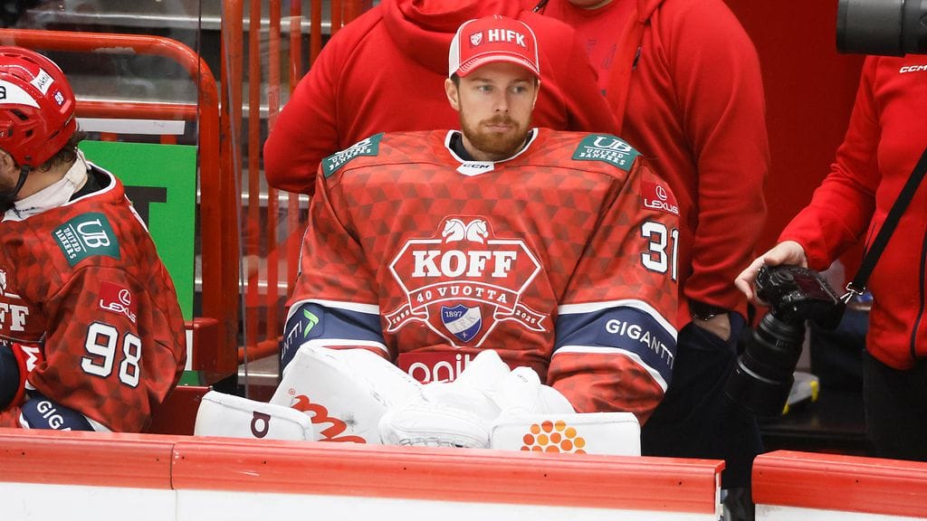 Hugo Alnefelt seurasi viime perjantain KalPa-kotiottelun vaihtoaitiosta. Keskiviikkona hän pääsee ensi kertaa jäälle HIFK-nutussa.
