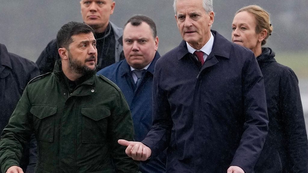Norjan pääministeri Jonas Gahr Störe (oik.) otti vastaan Ukrainan presidentin Volodymyr Zelenskyin (vas.) Oslon Gardemoenin lentokentällä Norjassa 22. lokakuuta 2025.