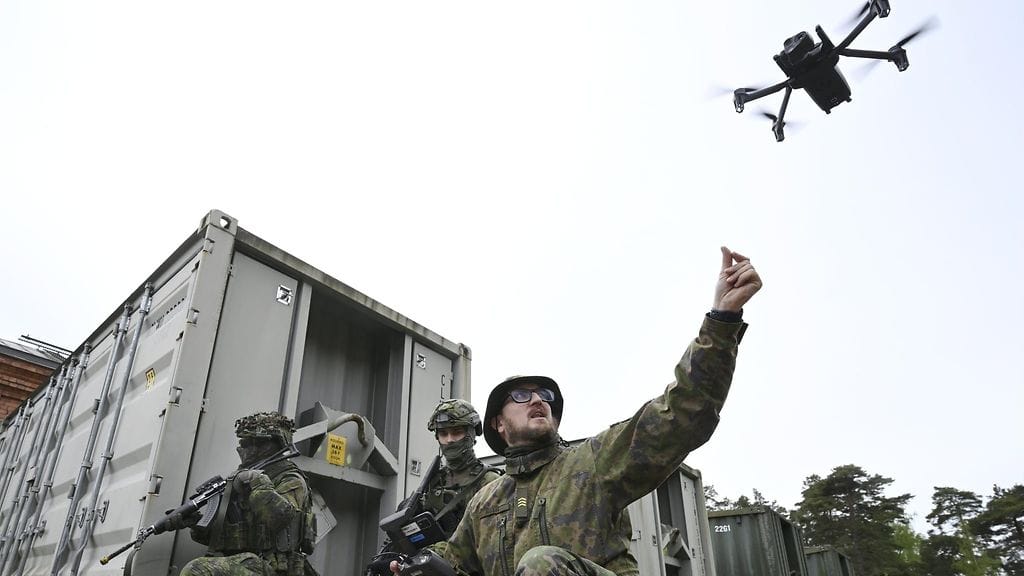 Miehittämättömän sotilasilmailun koulutusta Santahaminassa 24. toukokuuta 2025.