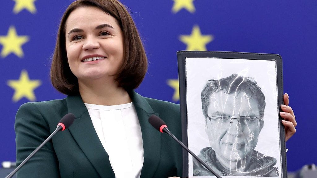 Valko-Venäjän oppositiojohtaja Svetlana Tsihanouskaja esitteli kuvaa toimittaja Andrzej Poczobutista Euroopan parlamentin jäsenille Strasbourgissa keskiviikkona.