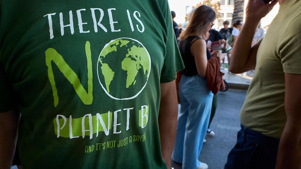Mies oli pukeutunut ilmastonmuutoksesta viestivään "There is no planet B" -paitaan Italiassa syyskuussa 2025.