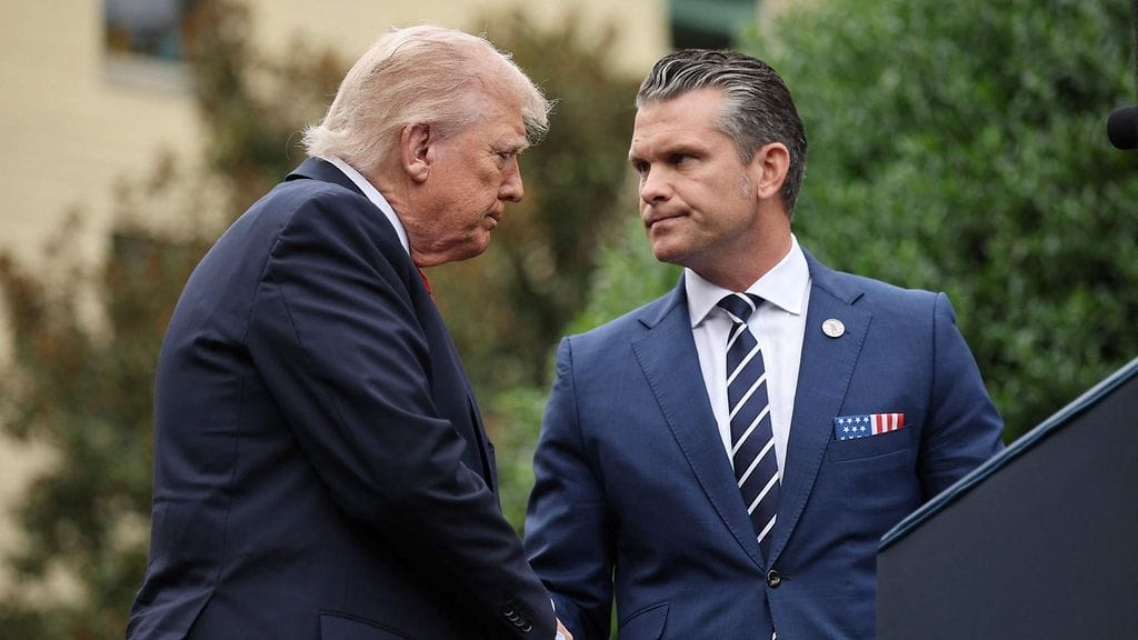 Donald Trump on ilmoittanut Yhdysvaltojen olevan aseellisessa konfliktissa huumekartellien kanssa. Oikealla kuvassa puolustusministeri Pete Hegseth.