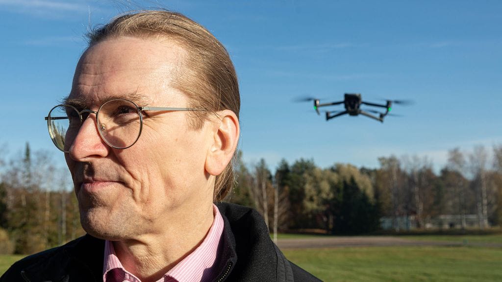 Sensofusion Oy:n tutkimusjohtaja Mikko Hyppönen kertoo, että droonitehdas pystyy tulostamaan noin 50 droonia päivässä.