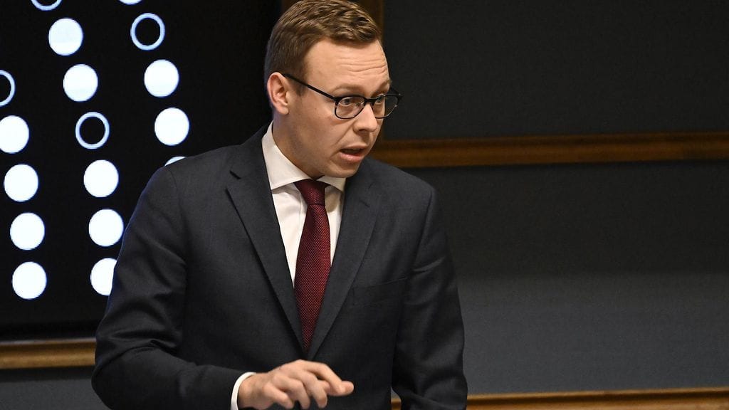Työministeri Matias Marttinen (kok.) kertoo, että madaltamisella halutaan kannustaa etenkin pieniä ja keskisuuria yrityksiä.