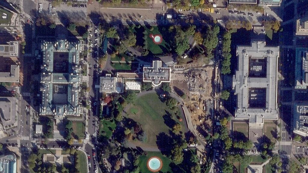 Satelliittikuva Valkoisen talon itäsiiven purkamisesta. Monet ovat ilmaisseet järkytystään rakennuksen tuhoamisesta sosiaalisessa mediassa.