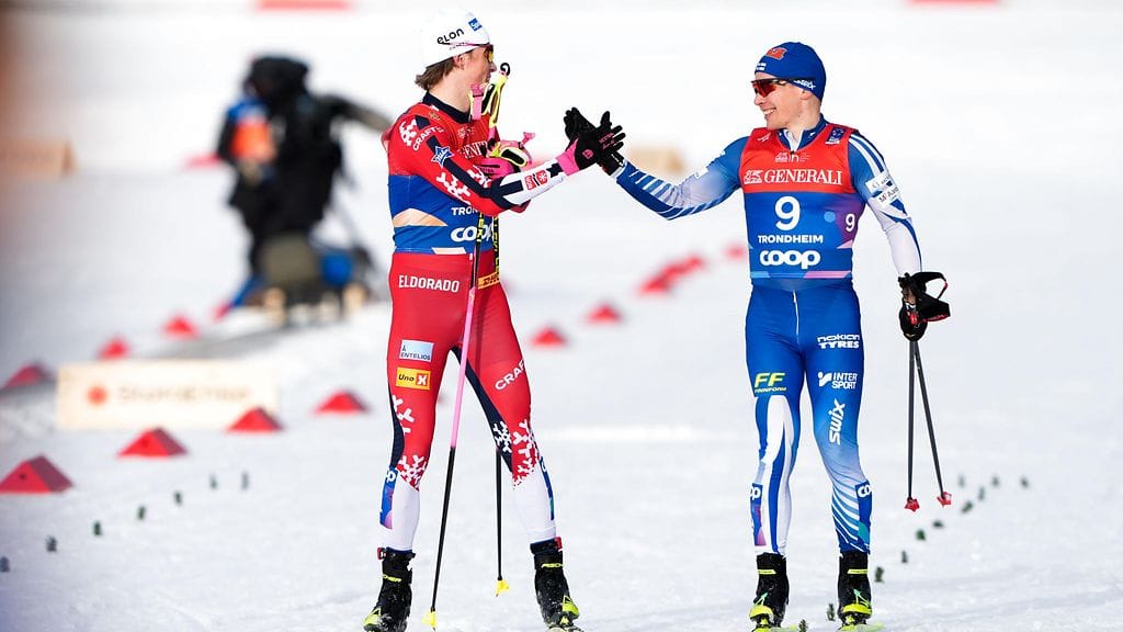 Johannes Hösflot Kläbo ja Lauri Vuorinen löivät kättä päälle MM-kulta- ja pronssisuoritustensa jälkeen Trondheimissa.