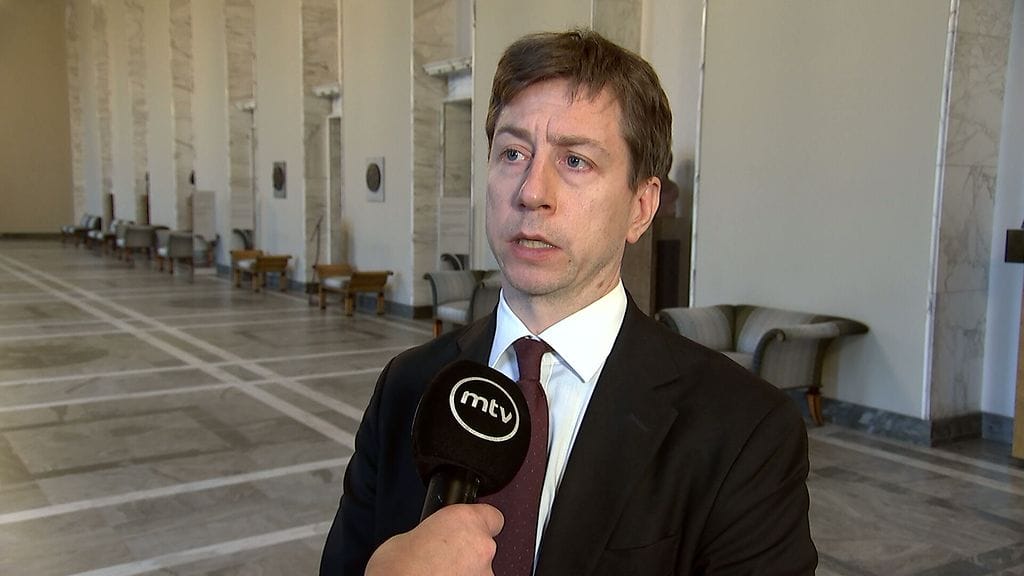 Elinkeinoministeri Sakari Puisto (ps.) harmittelee yritysten rahoituksen saatavuuden vaikeutumista.