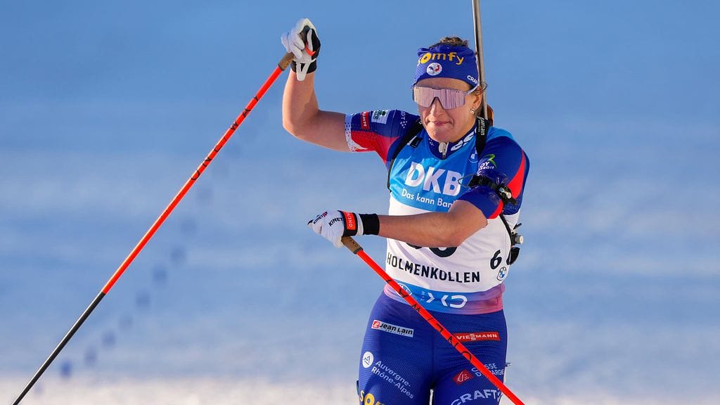 Julia Simon, 29, sai kolmen kuukauden ehdollisen vankeustuomion varkaudesta ja petoksesta.