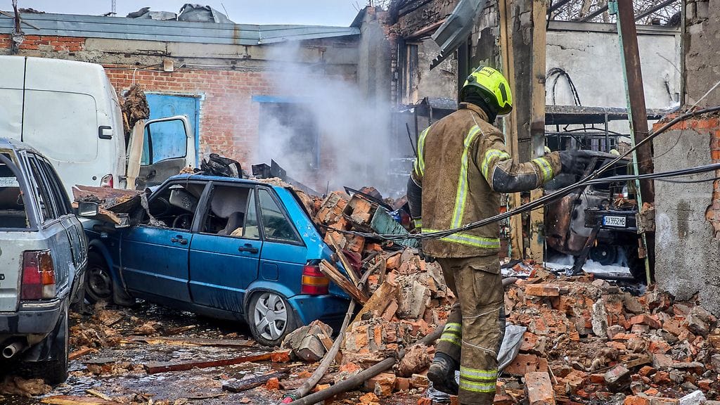 Pelastustöitä Harkovassa 24.10.2025 Venäjän iskujen jälkeen.
