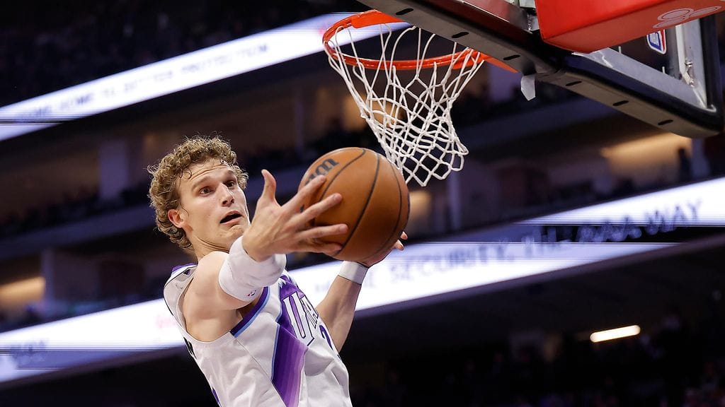 Utahin Lauri Markkanen pussitti 33 pistettä Sacramentoa vastaan.