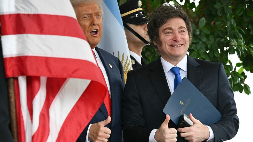 Yhdysvaltain presidentti Donald Trump tervehti Argentiinan presidenttiä Javier Mileitä Valkoisessa talossa Washingtonissa 14. lokakuuta 2025.
