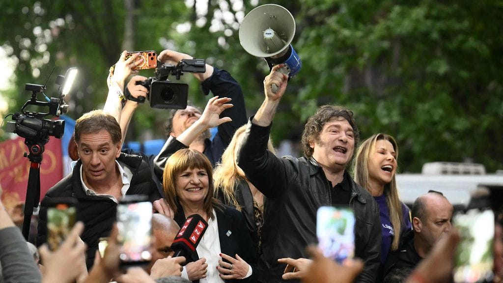 Argentiinan presidentti Javier Milei huusi iskulauseita turvallisuusministeri Patricia Bullrichin (toinen vasemmalta) ja johtavan ehdokkaan Diego Santillin (vas.) seurassa kampanjatilaisuudessa ennen tulevia parlamenttivaaleja Buenos Airesissa 17. lokakuuta 2025.