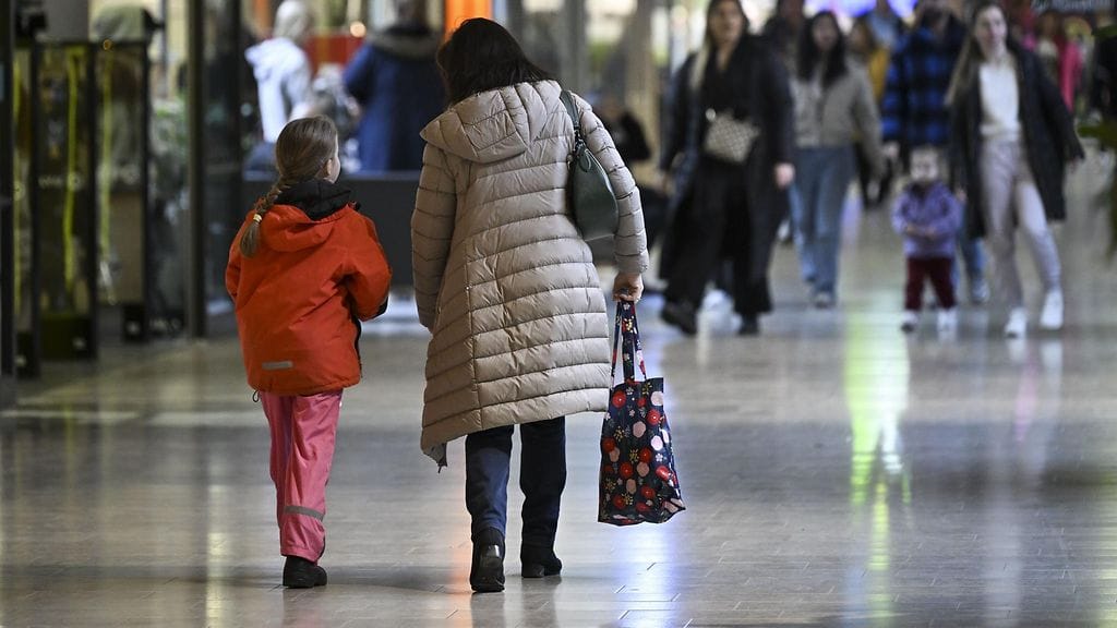 Kuluttajien luottamus talouteen on heikempi kuin kuukausi ja vuosi sitten.
