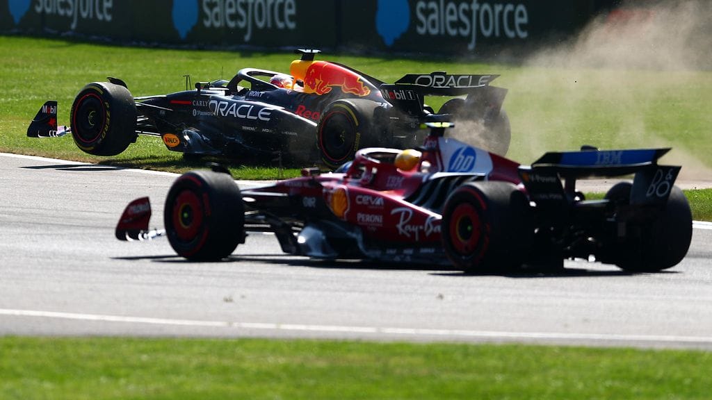 Lewis Hamilton (edessä) koki kokeneensa vääryyttä. Max Verstappen oikaisi nurmikon poikki kisan alussa.