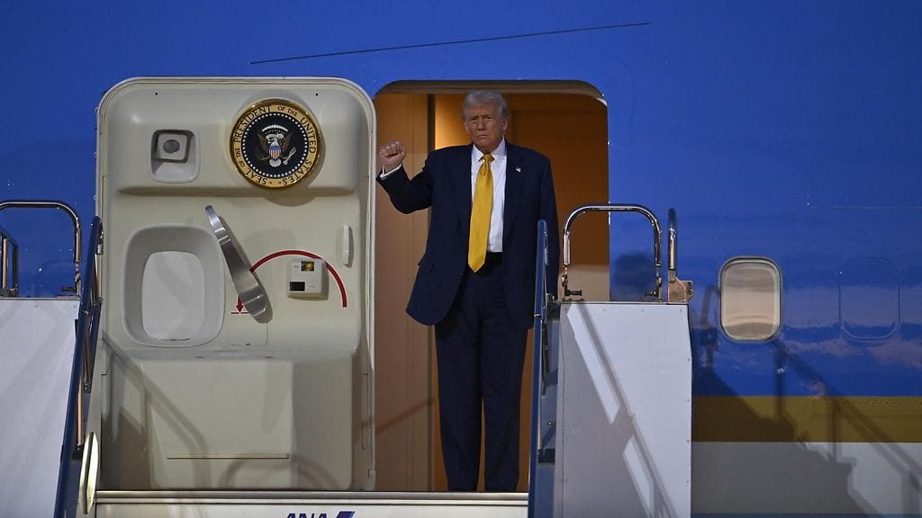 Donald Trump kuvattuna saavuttuaan Tokioon 27. lokakuuta 2025.