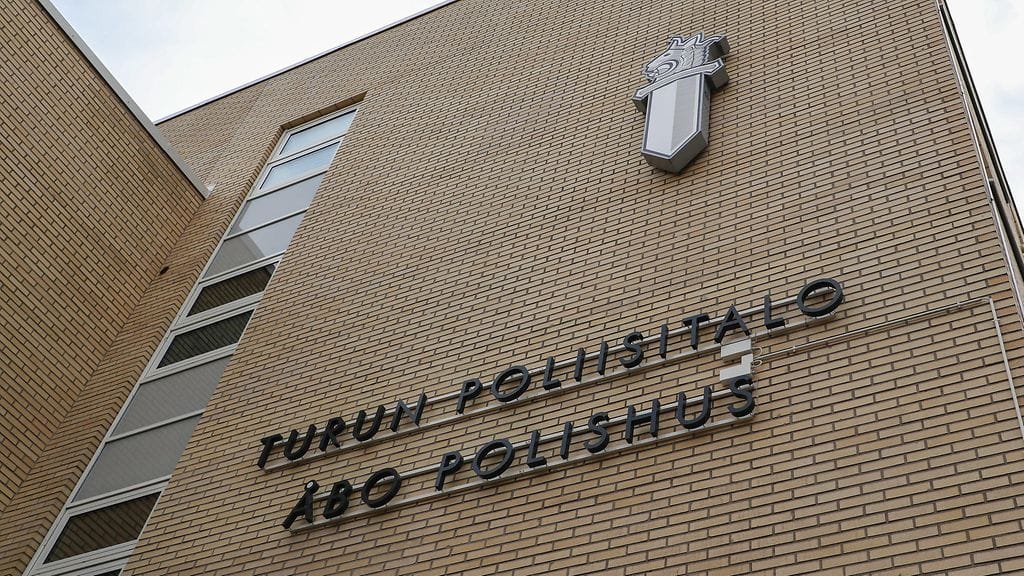 Poliisin esitutkinta päättyi tapauksessa, jossa auto syöksyi Aurajokeen kuljettajan mukaan sataakahtakymppiä.