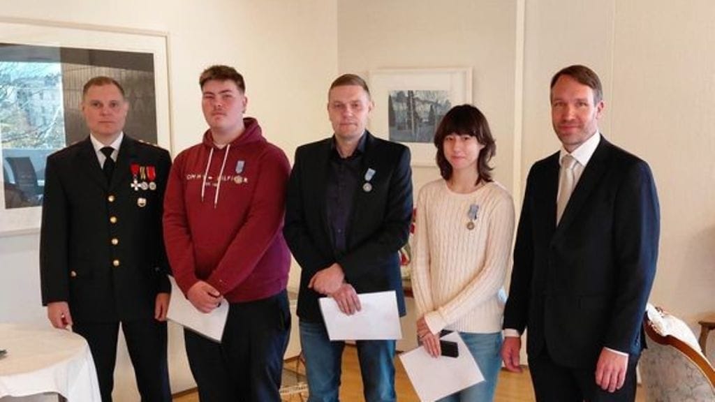 Hengenpelastusmitalien saajat Miska Rosenberg, Sami Hamilo ja Emily Keränen poseeraavat yhdessä Lounais-Suomen aluehallintoviraston johtaja Tero Kuusiston ja ylijohtaja Ilkka Horellin kanssa. Lounais-Suomen aluehalintovirasto.