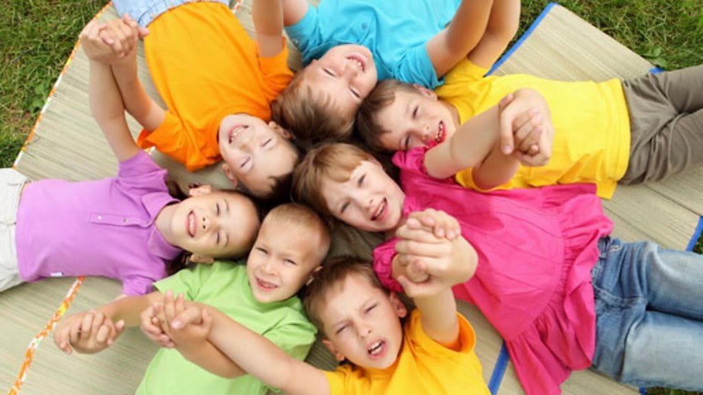 Suurperheen elämä pyörii lasten ympärillä. Kuvituskuva. Kuvan lapset eivät liity juttuun.