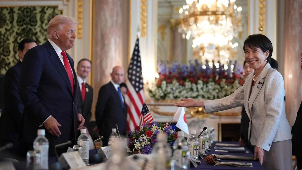 Yhdysvaltain presidentti Donald Trump (vas.) ja Japanin pääministeri Sanae Takaichi  tapasivat Akasakan palatsissa 28. lokakuuta 2025 Tokiossa, Japanissa.