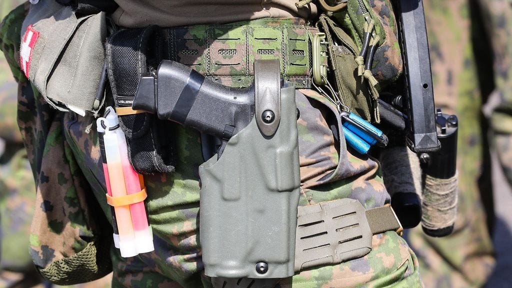 Kuvituskuva Pyhtäältä Lively Sabre 25 -sotaharjoituksesta. Kuvassa suomalainen sotilas ja käsiase mallia Glock 17.