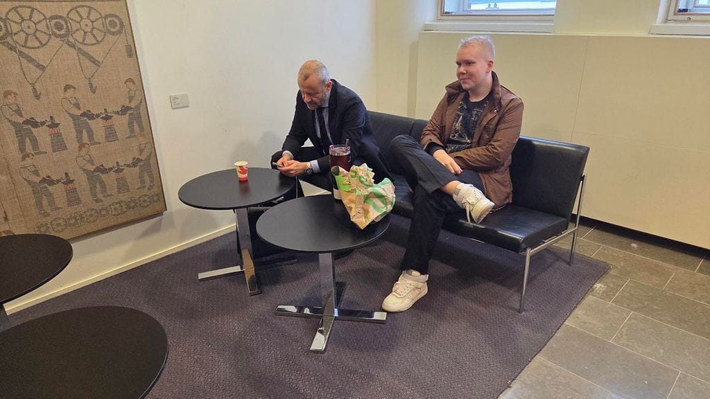 Aleksanteri Kivimäki ja asianajaja Peter Jaari Helsingin hovioikeudessa 28. lokakuuta.