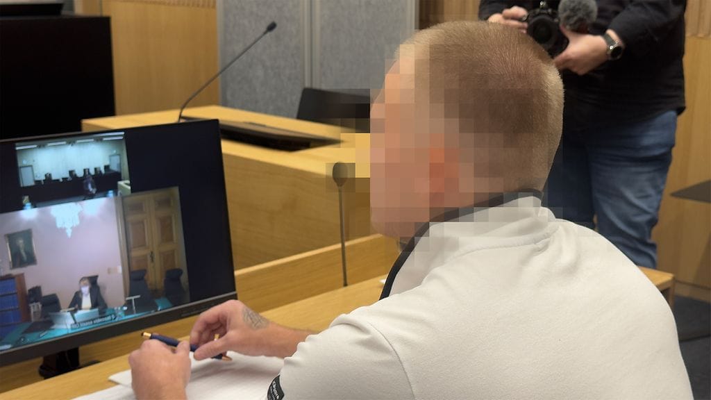 Mies istui rauhallisena paikallaan oikeudenkäynnin alussa.