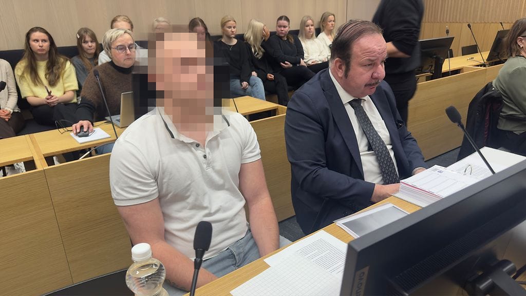 Murhan oikeudenkäynti alkoi Oulussa 28.10. Uhri ei peitellyt kasvojaan oikeudessa.