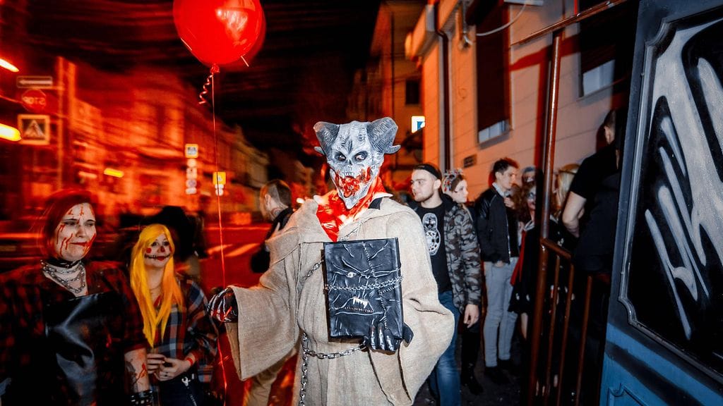 Halloween-pukuihin pukeutuneita ihmisiä Moskovassa lokakuussa 2019.