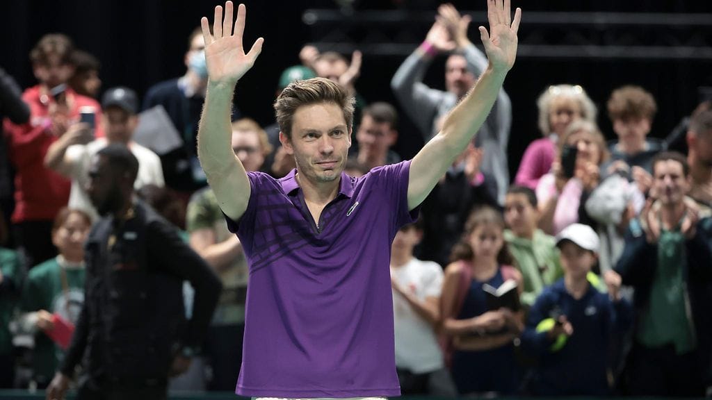 Nicolas Mahut hyvästeli pariisilaisyleisön uransa viimeisen ottelun jälkeen tiistaina.