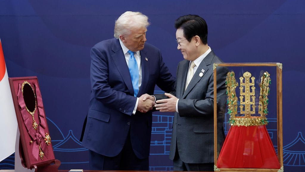 Yhdysvaltain presidentti Donald Trump ja Etelä-Korean presidentti Lee Jae Myung. Heidän edessään Grand Mugunghwa -mitali ja kopio Silla-kuningaskunnan kultakruunusta, jotka lahjoitettiin Trumpille.