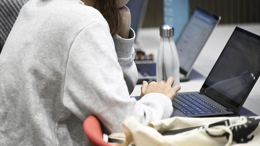 Toimialoista eniten maastamuuttoa harkitaan kulttuuri-, taide- ja viihdealalla sekä tutkimus-, kehittämis- ja konsulttipalveluissa.