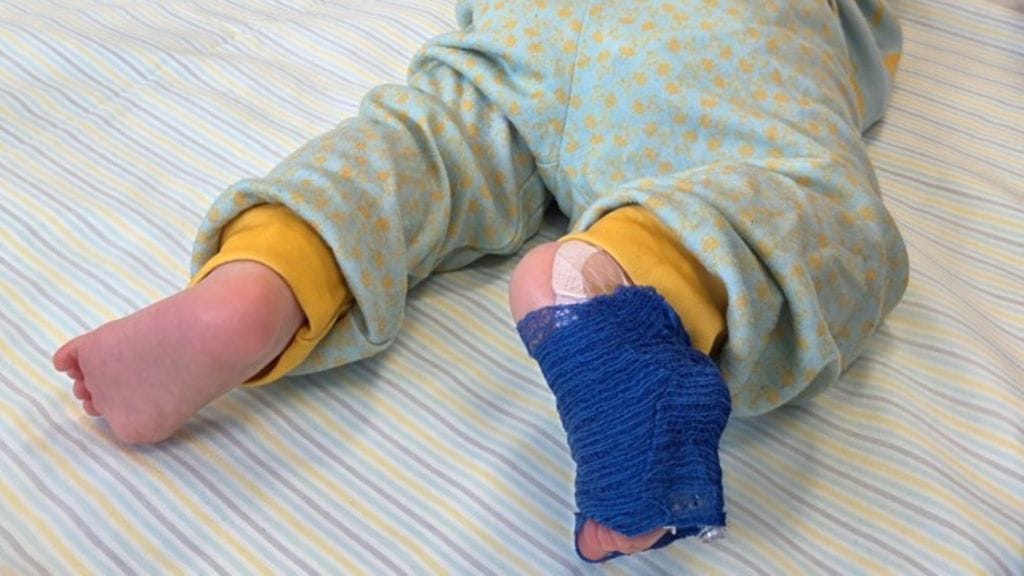 Nuoria vanhempia epäillään alle vuoden ikäisen vauvansa tapon yrityksestä. Kuvituskuva.