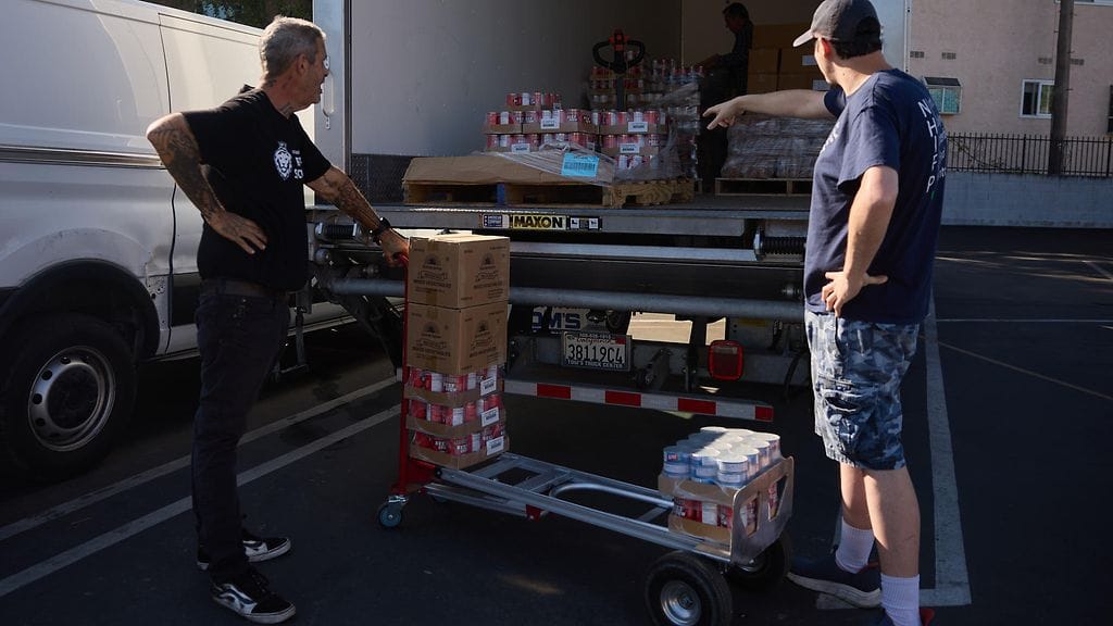 Avustusjärjestöt ovat kuljettaneet ruokaa vähävaraisille.