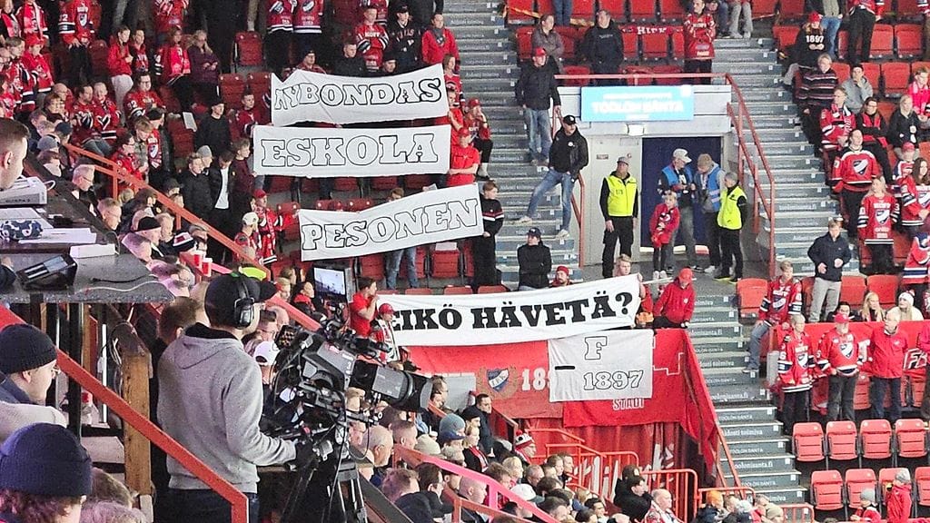 Eikö hävetä? HIFK:n fanit kysyivät lakanoillaan seuran johtohahmoilta Tom Nybondakselta, Jaakko Eskolalta ja Janne Pesoselta.