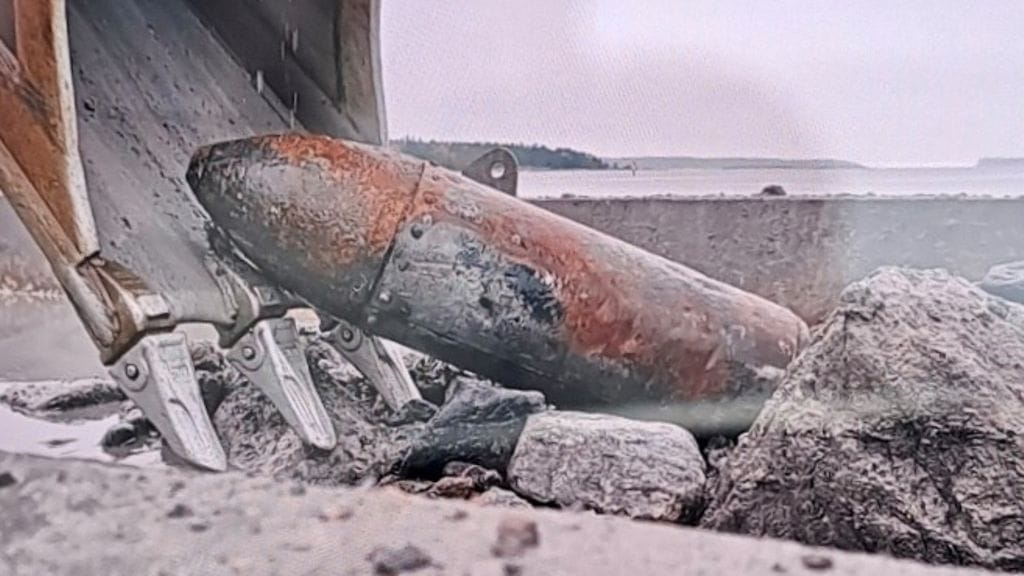 Kuvassa merestä Raumalla nostettu epäilty lentopommi.