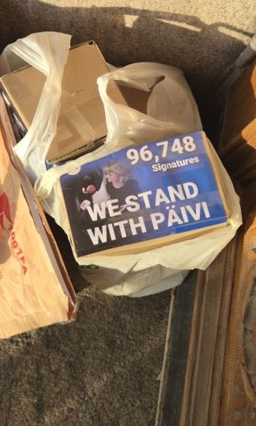 Päivi Räsästä tukevia lehtisiä oli jätetty korkeimman oikeuden portaille ennen Räsäsen oikeudenkäynnin alkamista 30. lokakuuta 2025.