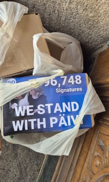 Päivi Räsästä tukevia lehtisiä oli jätetty korkeimman oikeuden portaille ennen Räsäsen oikeudenkäynnin alkamista 30. lokakuuta 2025.