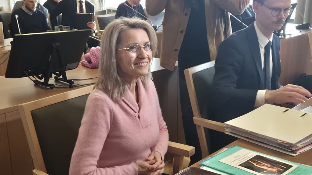Päivi Räsänen hymyili oikeudenkäynnissä.