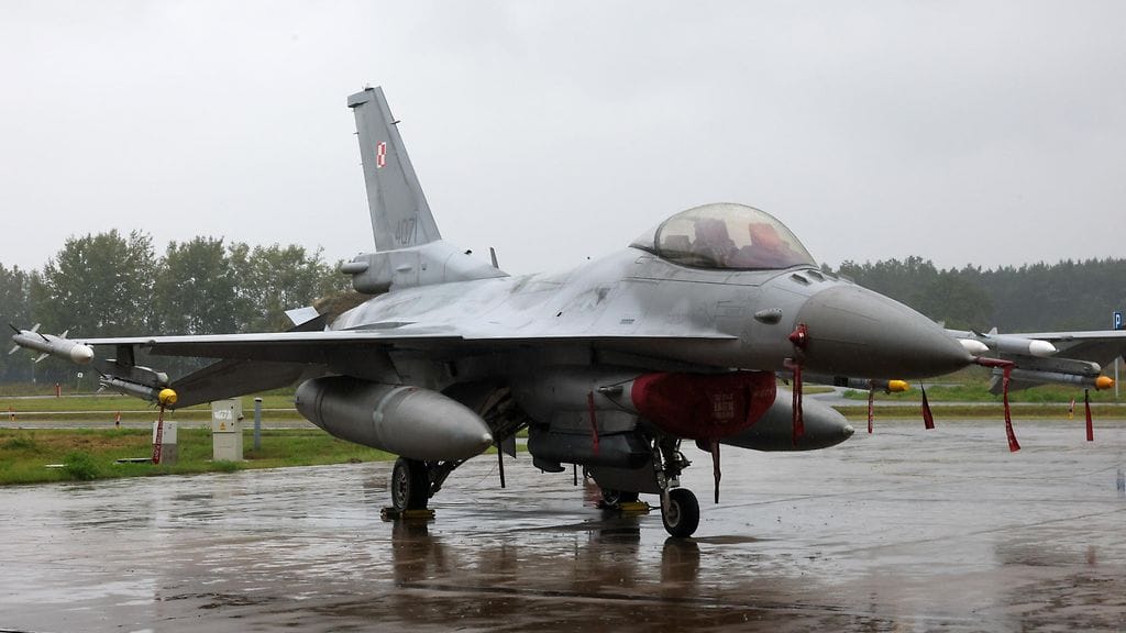 Kuvassa Puolan ilmavoimien F-16-hävittäjä. Kuvituskuva.