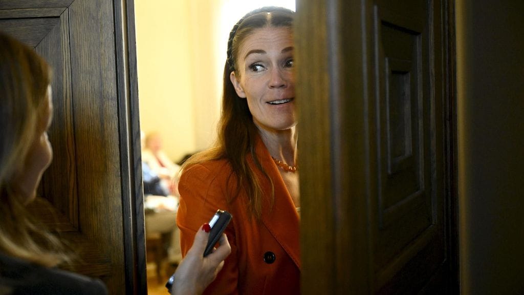 Liikenne- ja viestintäministeri Lulu Ranne menossa perussuomalaisten eduskuntaryhmän kokoukseen eduskunnassa Helsingissä 16. lokakuuta.